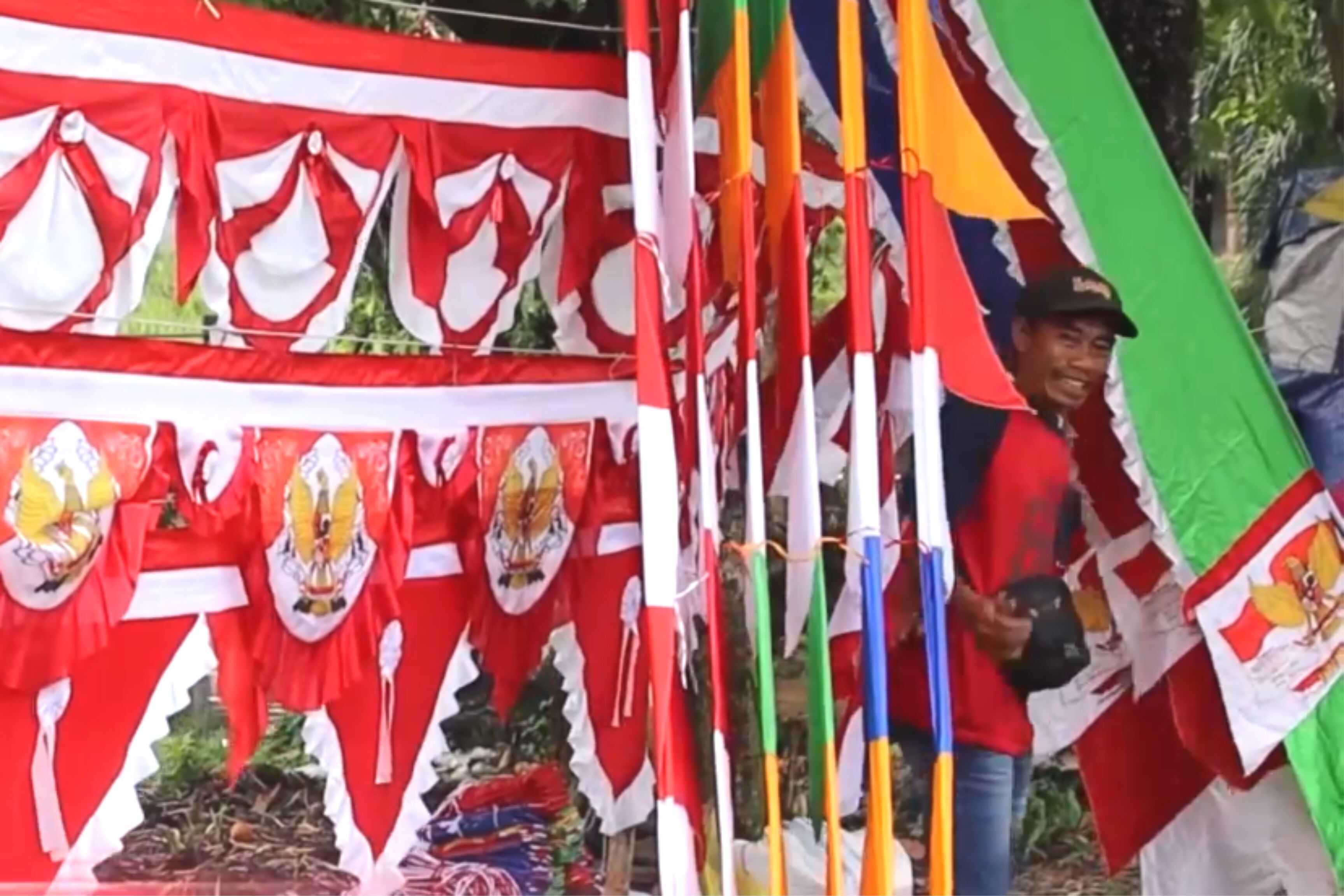Merantau ke Kalimantan, Pedagang Bendera Musiman Asal Garut Raup Omzet Rp2 Juta per Hari